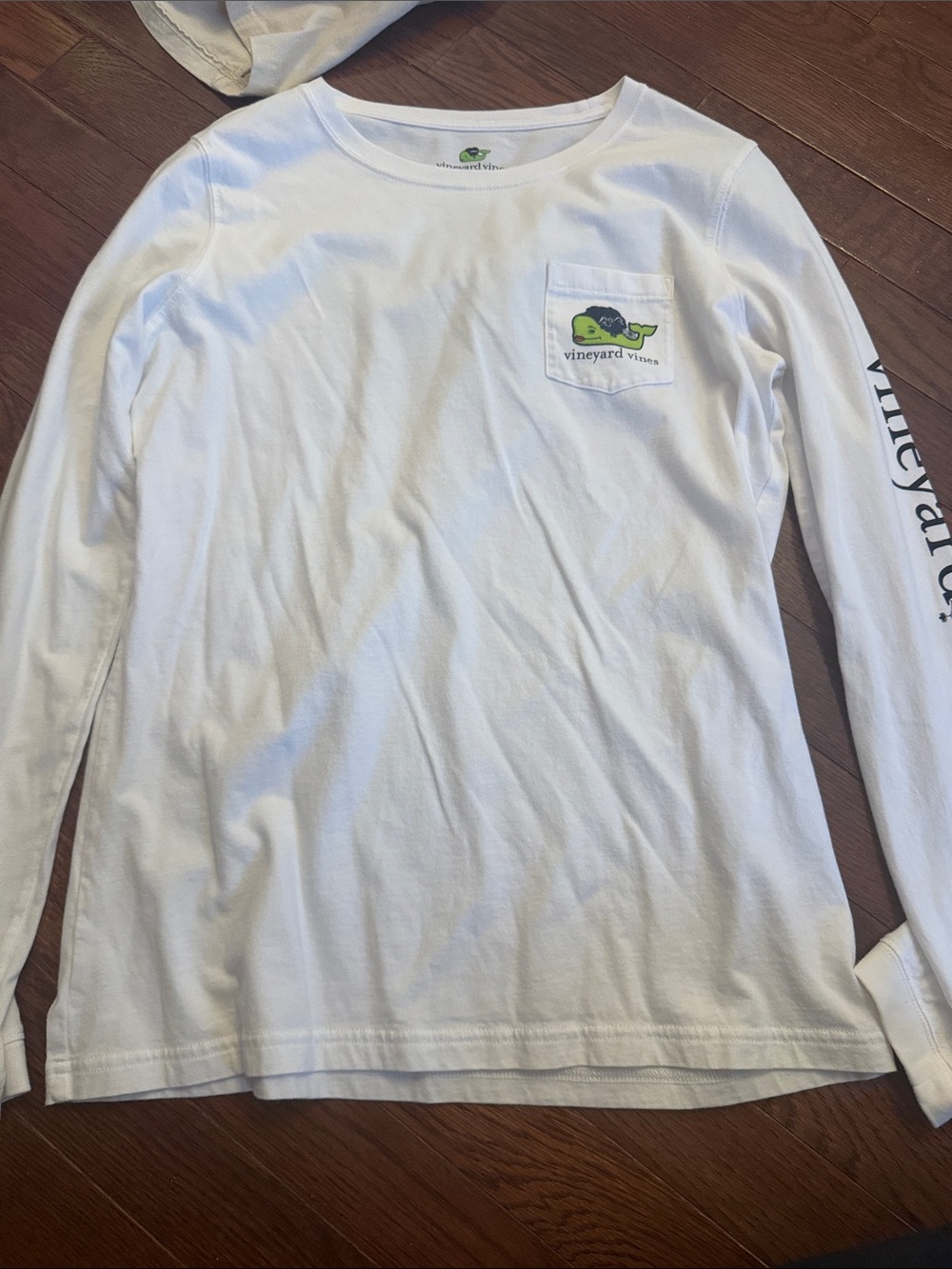 Vineyard Vines Men’s White Long-Sleeve Pocket Tee with Green Whale Logo